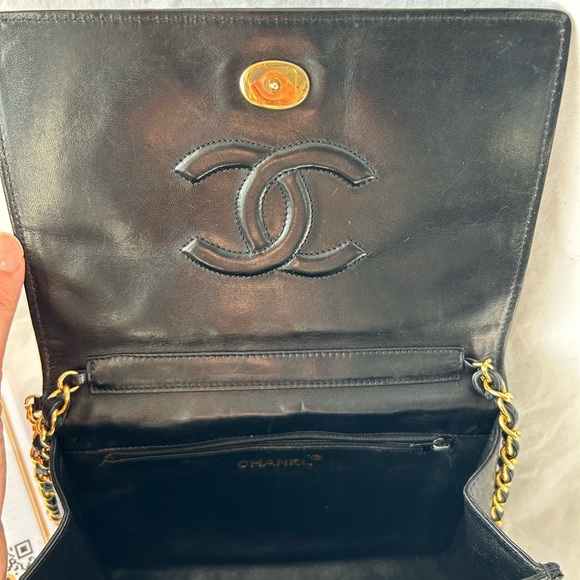 PRE-LOVED CHANEL™ 1986-88 BLACK QUILTED LAMBSKIN CC TASSEL FLAP BAG - Picture 12 of 15